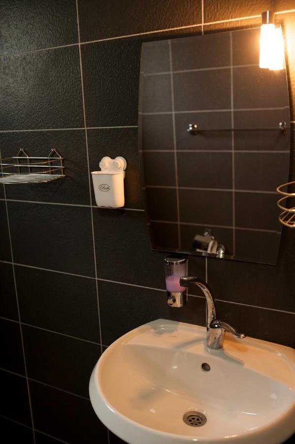 וארנה Alfa Guest Rooms With Parking מראה חיצוני תמונה